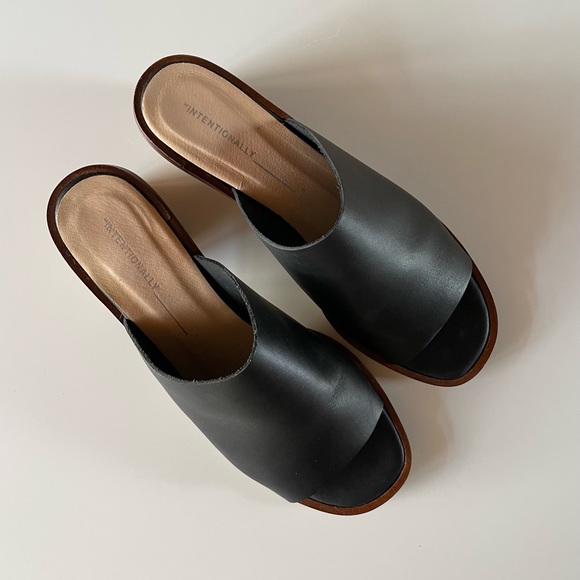 Intentionally Blank Deb Sandal - Picture 3 of 9